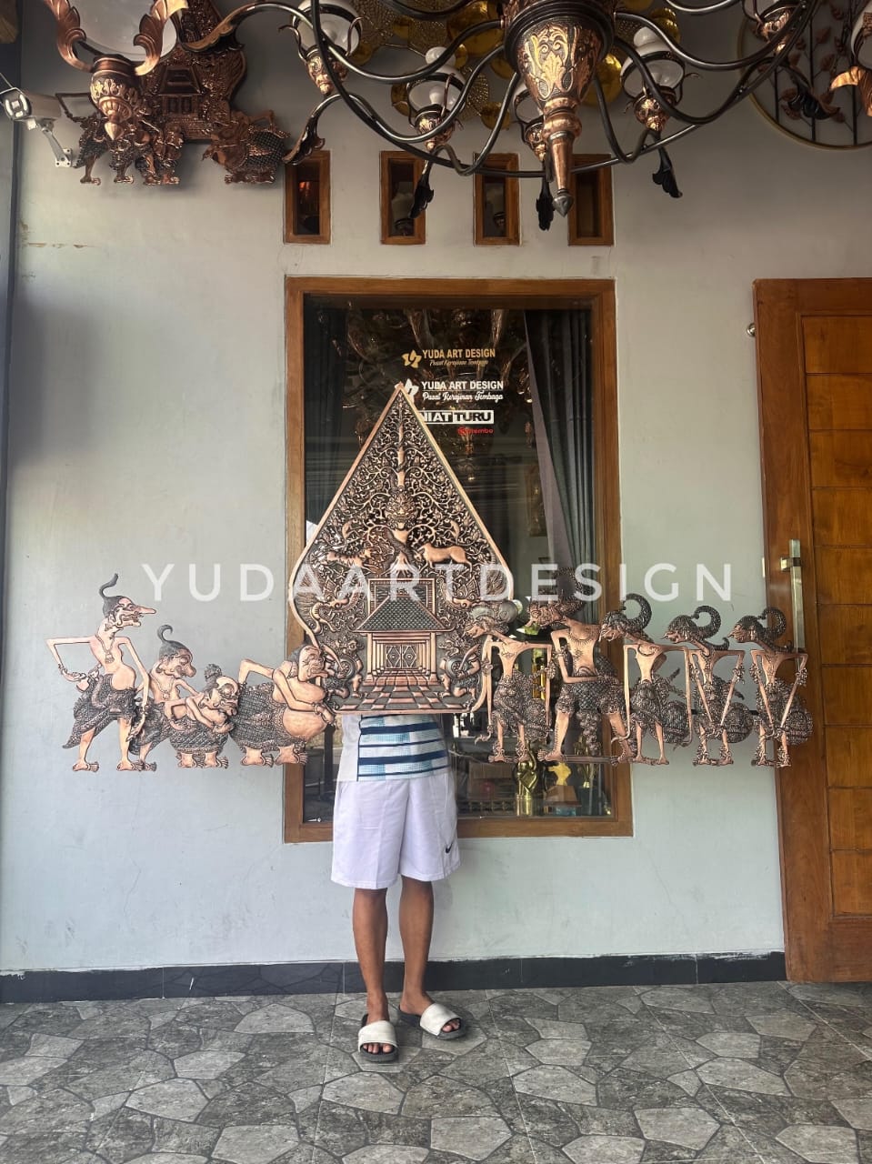 Gunungan Wayang Tembaga Set Pandawa Lima & Punokawan: Filosofi Mendalam dalam Karya Seni Dinding