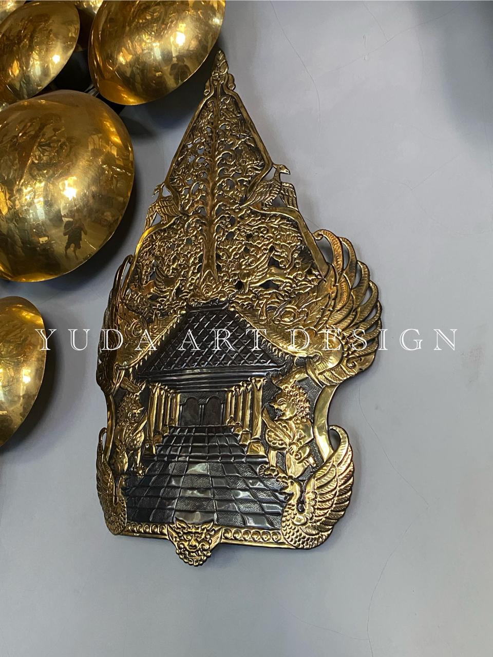 Hiasan Dinding Gunungan Kuningan Hitam Poles: Ornamen Klasik Berfiting Lampu, Mudah Dipasang