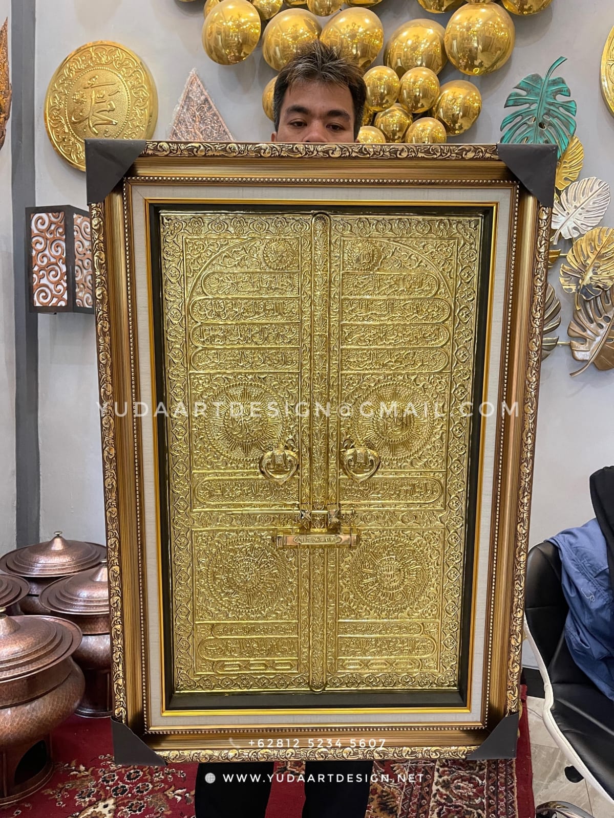 Hiasan Dinding Kuningan Pintu Kabah: Manifestasi Spiritual Tanah Suci