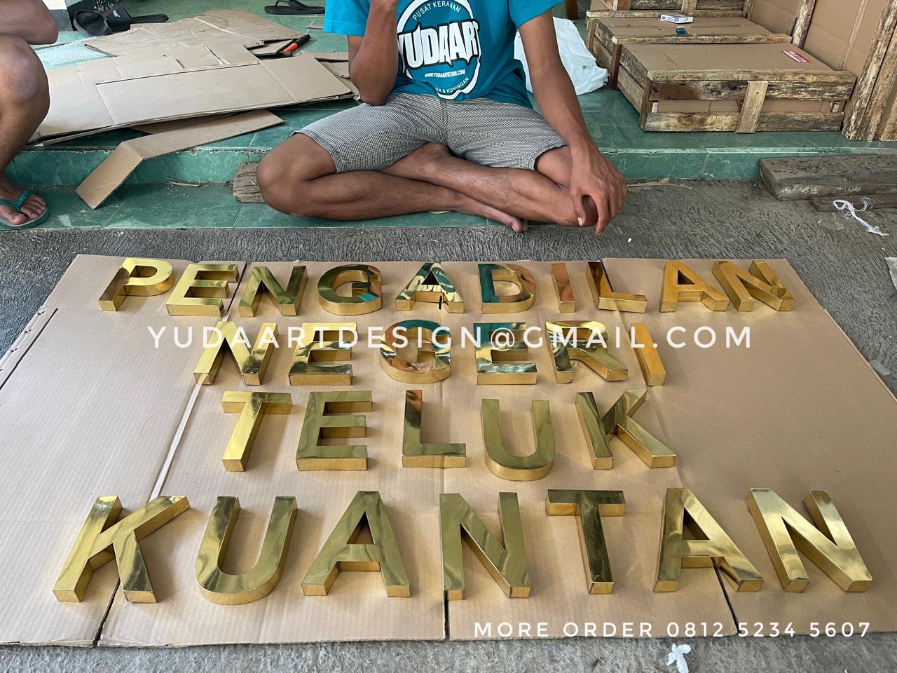 Jasa Huruf Balok Kuningan Custom Full Poles: Signage Resmi Pengadilan untuk Wibawa Institusi