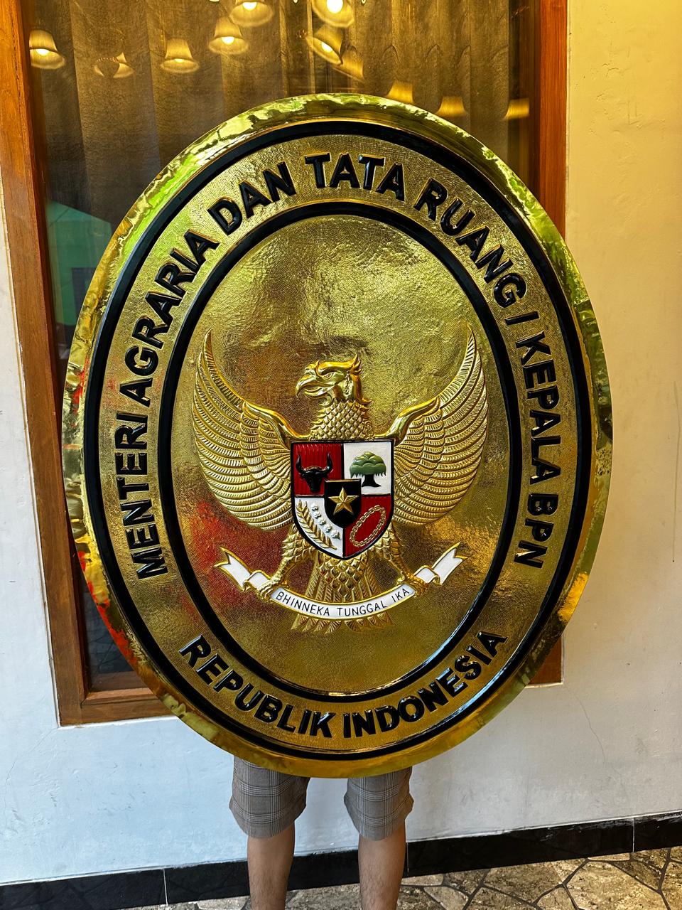 Jasa Pembuatan Logo Kuningan Custom Full Service: Relief Timbul untuk Lembaga Negara dan Kementerian