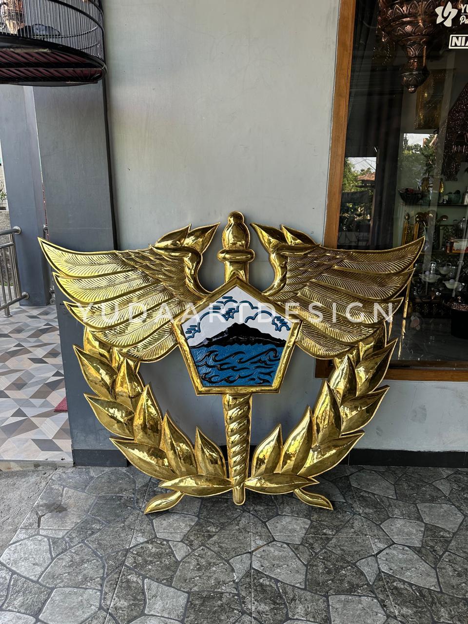 Jasa Pembuatan Logo Kuningan Custom: Signage 3D Berdiri, Kombinasi Poles Mengkilap & Cat Warna