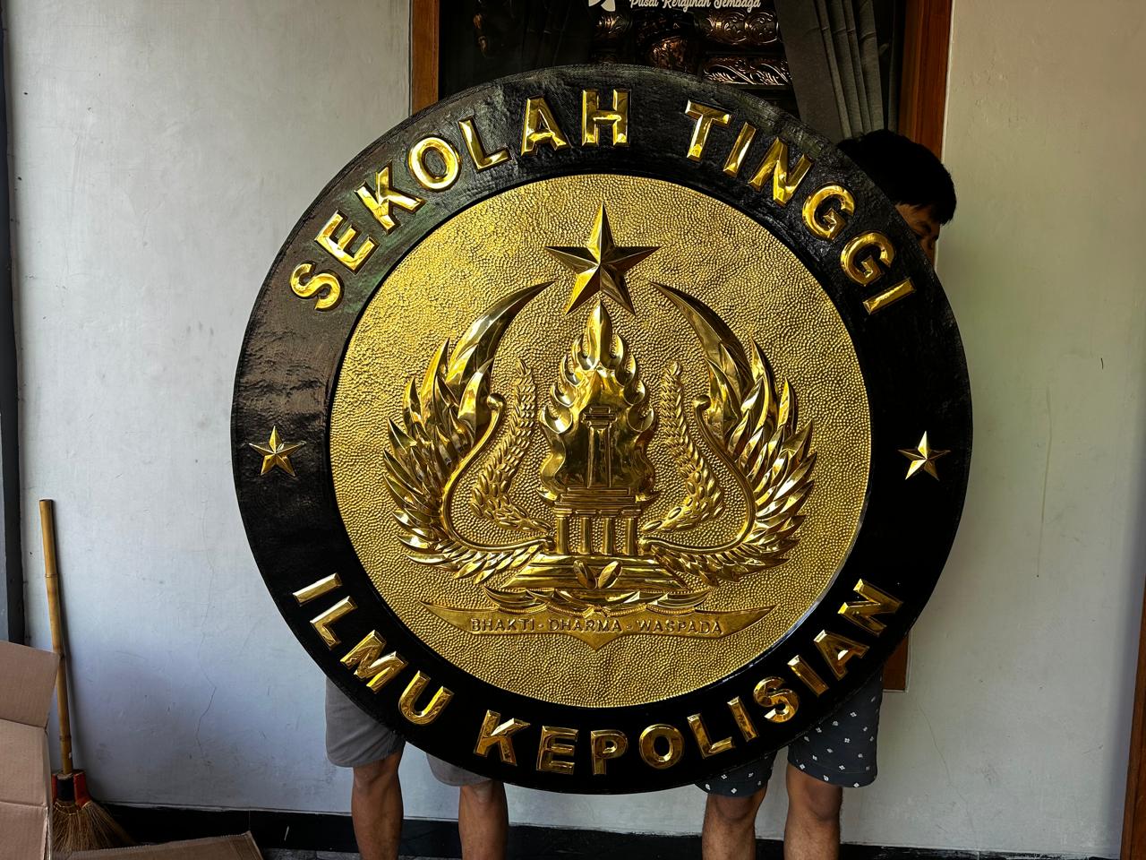 Jasa Pembuatan Logo Tembaga dan Kuningan Custom: Relief Timbul Institusi Formal dengan Finishing Kombinasi Cat