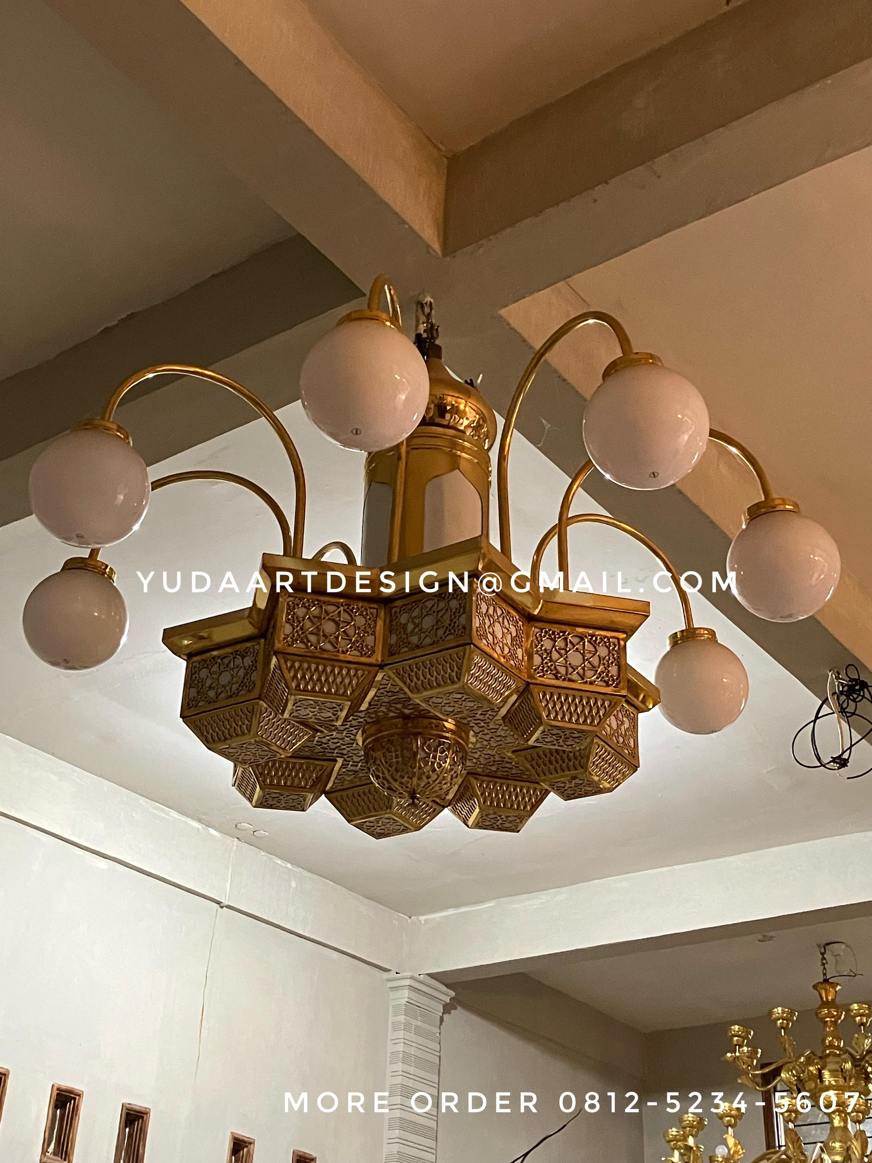 Lampu Gantung Masjid Kuningan Mewah: Chandelier Robyong Emas untuk Kubah Utama yang Agung