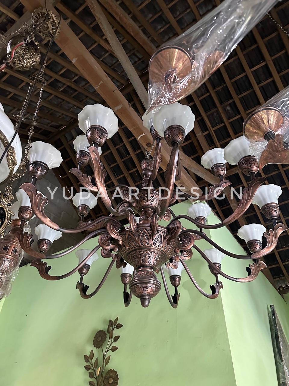 Lampu Gantung Tembaga Klasik 18 Tangkai: Elegan, Cahaya Fleksibel, & Layanan Instalasi Total
