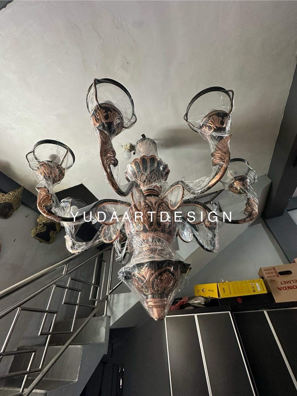 Lampu Gantung Tembaga Klasik Diameter ±115cm: Chandelier Kolosal untuk Kemewahan Plafon Tinggi