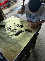 Filosofi Tempaan Palu (Hand-Hammered): Mengapa Setiap Lekukan di Tembaga Adalah Tanda Otentikasi dan Nilai Seni yang Abadi