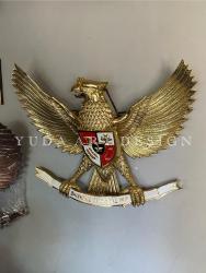 Hiasan Dinding Garuda Kuningan Poles Mengkilap: Sentuhan Merah-Putih & Bhineka Tunggal Ika