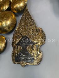 Hiasan Dinding Gunungan Kuningan Hitam Poles: Ornamen Klasik Berfiting Lampu, Mudah Dipasang