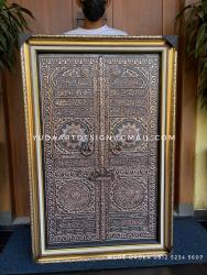 Hiasan Dinding Tembaga Pintu Ka'bah Custom: Finishing Hitam Poles Patina, Bingkai Kayu, dan Pemasangan Mudah