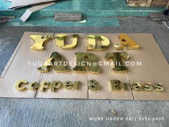 Jasa Huruf Balok Kuningan Custom Full Poles: Signage 3D Timbul Mewah untuk Branding Abadi