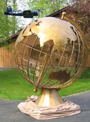 Jasa Pembuatan Globe Tembaga Kuningan Kustom (Rangka Besi Struktural, Peta Daratan Timbul Handmade, & Instalasi Ahli)