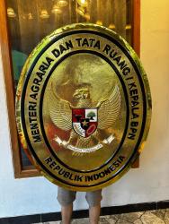 Jasa Pembuatan Logo Kuningan Custom Full Service: Relief Timbul untuk Lembaga Negara dan Kementerian
