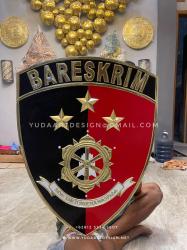 Jasa Pembuatan Logo Kuningan Custom: Relief Timbul Emas untuk Institusi Resmi dan Korporasi