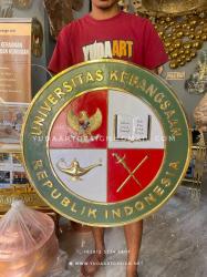 Jasa Pembuatan Logo Kuningan Custom: Relief Timbul Emas untuk Universitas dan Institusi Pendidikan
