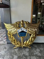 Jasa Pembuatan Logo Kuningan Custom: Signage 3D Berdiri, Kombinasi Poles Mengkilap & Cat Warna