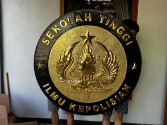 Jasa Pembuatan Logo Tembaga dan Kuningan Custom: Relief Timbul Institusi Formal dengan Finishing Kombinasi Cat