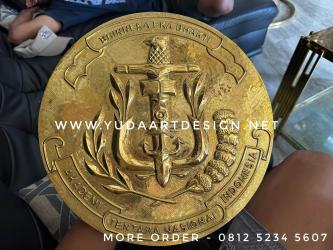 Jasa Pembuatan Logo Tembaga dan Kuningan Custom: Relief Timbul Institusi Militer dengan Coating Awet