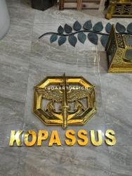 Jasa Pembuatan Logo Tembaga dan Kuningan Custom: Solusi Branding Abadi dengan Keunggulan Seni Tempa Tangan (Handmade)