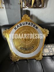 Jasa Pembuatan Logo Tembaga Kuningan Kustom (Presisi Handmade, Huruf Timbul, & Sentuhan Seni Tinggi)