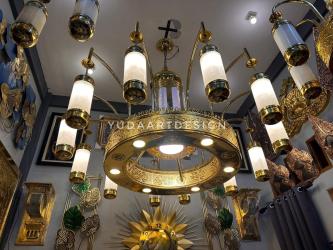Lampu Gantung Masjid Kuningan: Chandelier Emas Megah untuk Penerangan Ruang Ibadah Islami