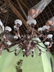 Lampu Gantung Tembaga Antik Klasik Custom (Dia. 1,5M): Chandelier 18 Tangkai dengan Finishing Patina Gosok