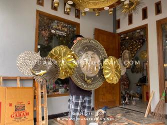 Mengapa Handmade Lebih Unggul? Kelebihan Kerajinan Tembaga & Kuningan Tempa Tangan Dibandingkan Produksi Mesin
