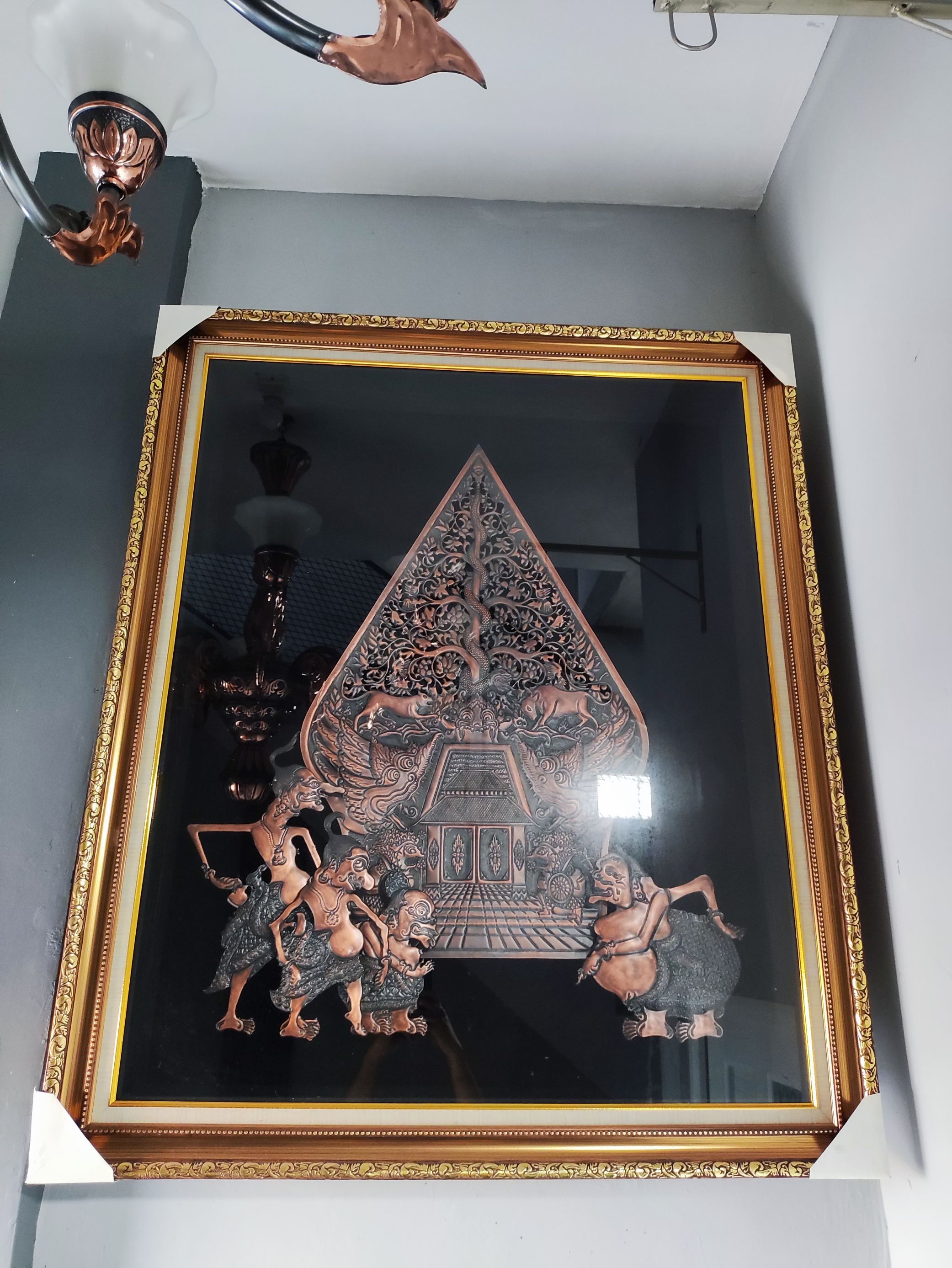 Gunungan Wayang Punokawan Tembaga dengan Bingkai dan Kaca – Finishing Hitam Antik