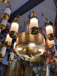 Lampu Gantung Masjid Kuningan Model Nabawi Diameter 1 Meter: Solusi Kemewahan Skala Menengah untuk Mihrab dan Ruang Imam